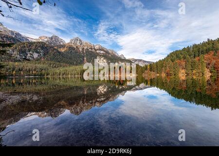 Lago di Tovel, piccolo e bellissimo lago delle Alpi Italiane, Parco Nazionale dell'Adamello Brenta. Trentino Alto Adige, provincia di Trento, Italia, Europa. Foto Stock