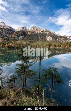 Lago di Tovel, piccolo e bellissimo lago delle Alpi Italiane, Parco Nazionale dell'Adamello Brenta. Trentino Alto Adige, provincia di Trento, Italia, Europa. Foto Stock