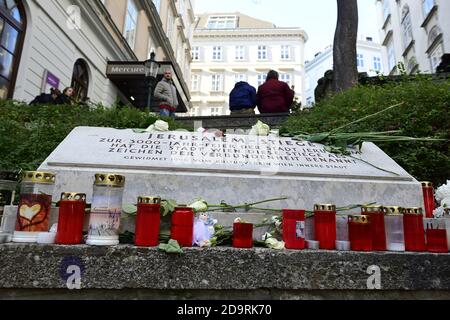 Vienna, Austria. 7 Nov 2020. La gente piange le vittime dell'attentato terroristico del 02 novembre 2020. L'immagine mostra fiori e candele. Foto Stock