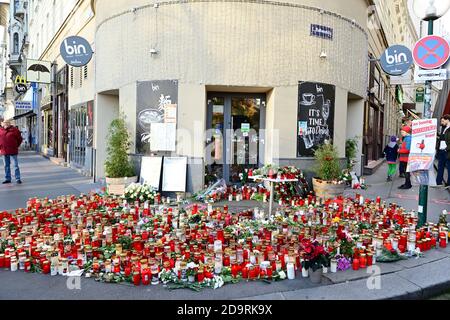 Vienna, Austria. 7 Nov 2020. La gente piange le vittime dell'attentato terroristico del 02 novembre 2020. L'immagine mostra la marcatura della scena del crimine. Foto Stock