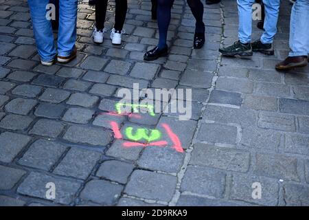 Vienna, Austria. 7 Nov 2020. La gente piange le vittime dell'attentato terroristico del 02 novembre 2020. L'immagine mostra la marcatura della scena del crimine. Foto Stock