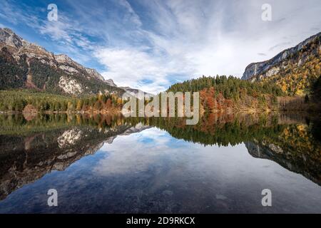 Lago di Tovel, piccolo e bellissimo lago delle Alpi Italiane, Parco Nazionale dell'Adamello Brenta. Trentino Alto Adige, provincia di Trento, Italia, Europa. Foto Stock