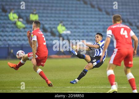 SHEFFIELD, INGHILTERRA. 7 NOVEMBRE Joey Pelupessy of Sheffield il mercoledì spara durante la partita del campionato Sky Bet tra il mercoledì di Sheffield e il Millwall a Hillsborough, Sheffield, sabato 7 novembre 2020. (Credit: Pat Scaasi| MI News) Credit: MI News & Sport /Alamy Live News Foto Stock