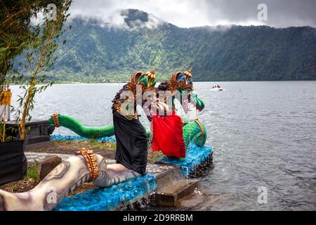 Pura Ulun Danu, tempio indù sul paesaggio del lago Bratan, una delle famose attrazioni turistiche di Bali, Indonesia Foto Stock