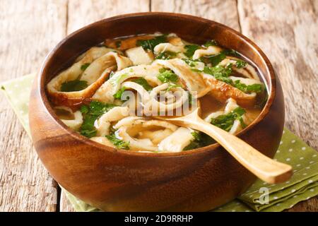 Zuppa con crepes a fette con bulonomkrupnym fino al piatto sul tavolo. Orizzontale Foto Stock