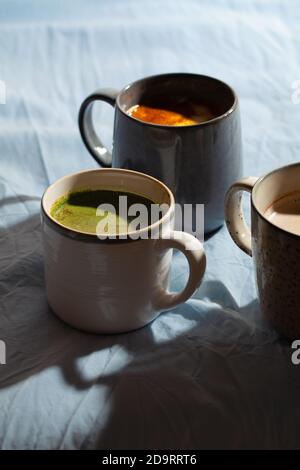 Bevanda vegana al cacao con matcha, curcuma e cannella su sfondo blu. Bevande senza latticini Foto Stock