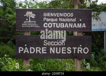 Segno che dice l'iscrizione: Bienvenidos Parque Nacional Cotubanama Foto Stock