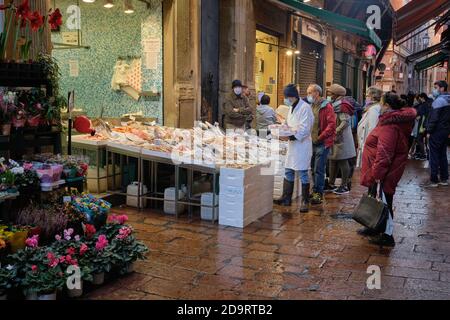 Bologna, Italia - Ottobre 31 2020:zona centrale della città medievale, chiamata quadrilatero, dove si trovano molti negozi di alimentari nelle strette stradine Foto Stock