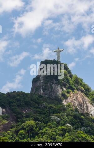 Splendida vista sulla statua del Cristo Redentore in cima montagna verde Foto Stock