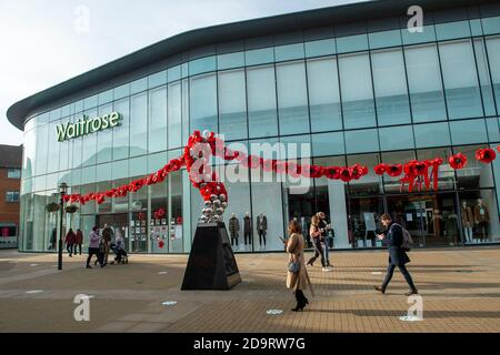 Windsor, Berkshire, Regno Unito. 7 Novembre 2020. Centro commerciale Windsor Yards e Busy Buttons hanno messo in mostra 152 papaveri giganti a Windsor. I papaveri, fatti da paracadute, un segno di speranza, sono stati creati dalle famiglie di militari in servizio nelle Guardie Coldstream e nelle Guardie gallesi, in collaborazione con Busy Buttons CORE beneficenza a Windsor. L'istallione è in commemorazione del giorno dell'Armistizio e sarà in mostra fino al 15 novembre 2020. Credit: Maureen McLean/Alamy Live News Foto Stock