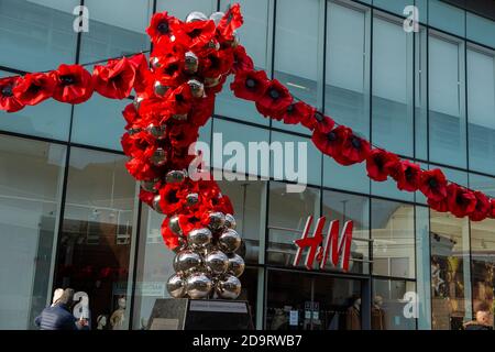 Windsor, Berkshire, Regno Unito. 7 Novembre 2020. Centro commerciale Windsor Yards e Busy Buttons hanno messo in mostra 152 papaveri giganti a Windsor. I papaveri, fatti da paracadute, un segno di speranza, sono stati creati dalle famiglie di militari in servizio nelle Guardie Coldstream e nelle Guardie gallesi, in collaborazione con Busy Buttons CORE beneficenza a Windsor. L'istallione è in commemorazione del giorno dell'Armistizio e sarà in mostra fino al 15 novembre 2020. Credit: Maureen McLean/Alamy Live News Foto Stock