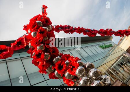 Windsor, Berkshire, Regno Unito. 7 Novembre 2020. Centro commerciale Windsor Yards e Busy Buttons hanno messo in mostra 152 papaveri giganti a Windsor. I papaveri, fatti da paracadute, un segno di speranza, sono stati creati dalle famiglie di militari in servizio nelle Guardie Coldstream e nelle Guardie gallesi, in collaborazione con Busy Buttons CORE beneficenza a Windsor. L'istallione è in commemorazione del giorno dell'Armistizio e sarà in mostra fino al 15 novembre 2020. Credit: Maureen McLean/Alamy Live News Foto Stock