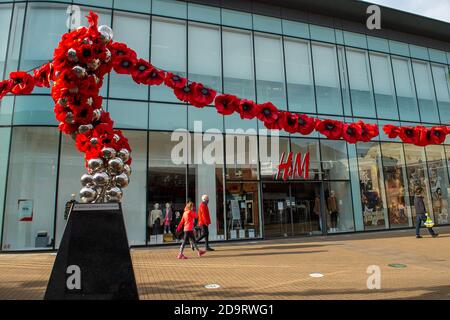 Windsor, Berkshire, Regno Unito. 7 Novembre 2020. Centro commerciale Windsor Yards e Busy Buttons hanno messo in mostra 152 papaveri giganti a Windsor. I papaveri, fatti da paracadute, un segno di speranza, sono stati creati dalle famiglie di militari in servizio nelle Guardie Coldstream e nelle Guardie gallesi, in collaborazione con Busy Buttons CORE beneficenza a Windsor. L'istallione è in commemorazione del giorno dell'Armistizio e sarà in mostra fino al 15 novembre 2020. Credit: Maureen McLean/Alamy Live News Foto Stock