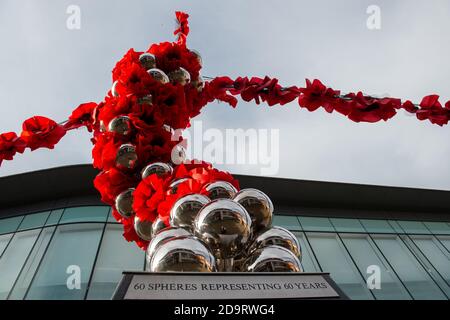 Windsor, Berkshire, Regno Unito. 7 Novembre 2020. Centro commerciale Windsor Yards e Busy Buttons hanno messo in mostra 152 papaveri giganti a Windsor. I papaveri, fatti da paracadute, un segno di speranza, sono stati creati dalle famiglie di militari in servizio nelle Guardie Coldstream e nelle Guardie gallesi, in collaborazione con Busy Buttons CORE beneficenza a Windsor. L'istallione è in commemorazione del giorno dell'Armistizio e sarà in mostra fino al 15 novembre 2020. Credit: Maureen McLean/Alamy Live News Foto Stock