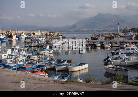 Bellissimo paesaggio Tramonto con le barche ormeggiate a Porticello Porto in Sicilia Foto Stock