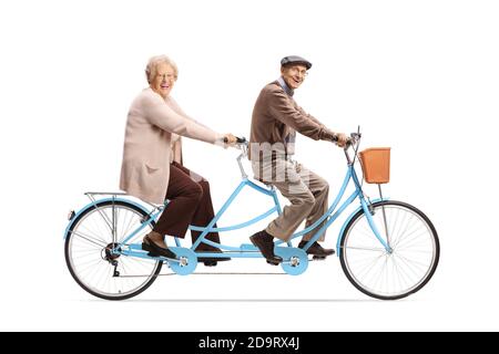 Uomo anziano e donna che cavalcano una bicicletta blu tandem e. guardando la telecamera isolata su sfondo bianco Foto Stock