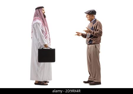 Foto di profilo a lunghezza intera di un uomo d'affari arabo e di un uomo anziano casual che ha una conversazione isolata su sfondo bianco Foto Stock