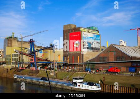 Neuss, Germania - Novembre 11. 2020: Vista sul vecchio molo storico del porto di imbarco interno con nave sul fiume reno, gru e fabbriche Foto Stock