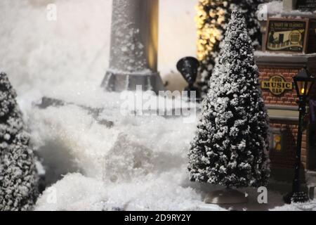 Strade innevate decorate per Natale. Bello sfondo della scheda di Natale Foto Stock
