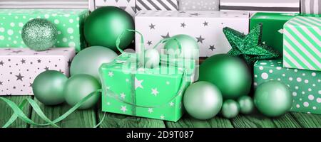 Regali e decorazioni di Natale verde primo piano Foto Stock