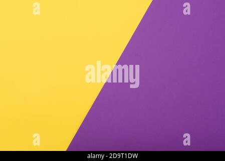 Modello cartaceo con spazio per testo, idee. Carta colorata gialla e viola, piatta Foto Stock