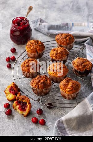 Muffin fatti in casa con ripieno di mirtilli rossi, su sfondo chiaro. Foto Stock