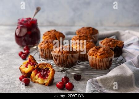 Muffin fatti in casa con ripieno di mirtilli rossi, su sfondo chiaro. Foto Stock