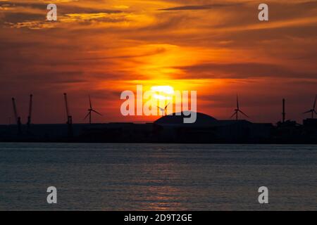 Tramonto di colore arancione nel cielo sulla spiaggia di Getxo-Guecho. Comune spagnolo situato sulla costa del Mar Cantabriano, in provincia di Vizcaya Foto Stock