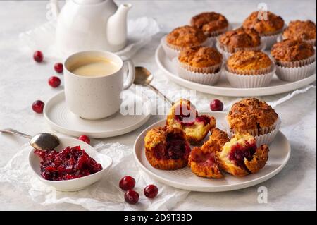 Muffin fatti in casa con ripieno di mirtilli rossi, su sfondo chiaro. Foto Stock