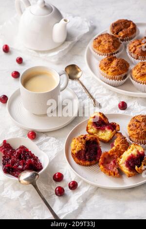 Muffin fatti in casa con ripieno di mirtilli rossi, su sfondo chiaro. Foto Stock