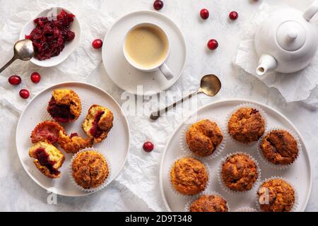 Muffin fatti in casa con ripieno di mirtilli rossi, su sfondo chiaro. Foto Stock