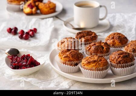 Muffin fatti in casa con ripieno di mirtilli rossi, su sfondo chiaro. Foto Stock