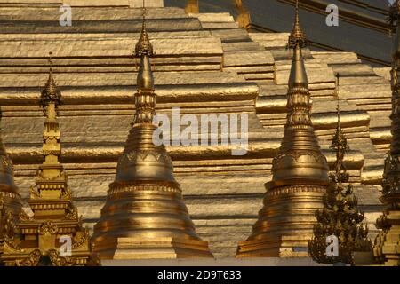Golden stupas alla Pagoda Shwedagon a Yangoon, Myanmar Foto Stock