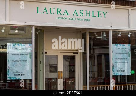 laura ashley negozi di alta strada chiudono a newport dell'isola di wight. morte della strada alta. Foto Stock