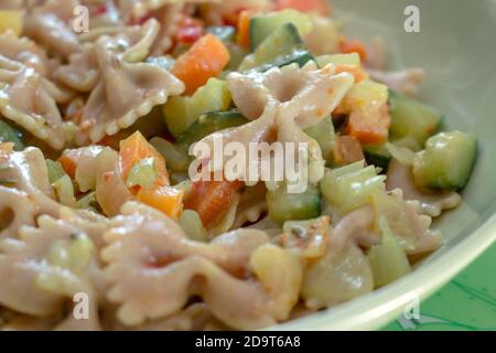 Un piatto di cucina italiana: FARFALLE Arlecchino Foto Stock