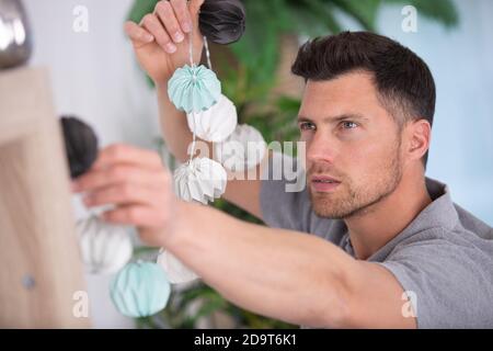 uomo che mette decorato lampade turche argome Foto Stock