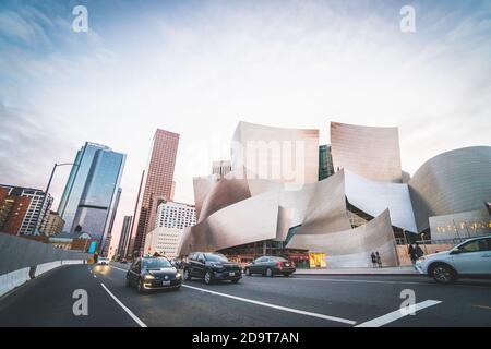 LOS ANGELES, CALIFORNIA - 10 MARZO 2019: Vista sulla Walt Disney Concert Hall in serata Foto Stock