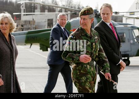 Il Principe Carlo della Gran Bretagna accompagnato dall'ambasciatore britannico in Bosnia Matthew Rycroft durante una visita ai soldati britannici e. membri del 1° Foto Stock