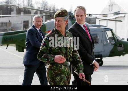 Il Principe Carlo della Gran Bretagna accompagnato dall'ambasciatore britannico in Bosnia Matthew Rycroft durante una visita ai soldati britannici e. membri del 1° Foto Stock