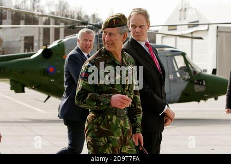 Il Principe Carlo della Gran Bretagna accompagnato dall'ambasciatore britannico in Bosnia Matthew Rycroft durante una visita ai soldati britannici e. membri del 1° Foto Stock