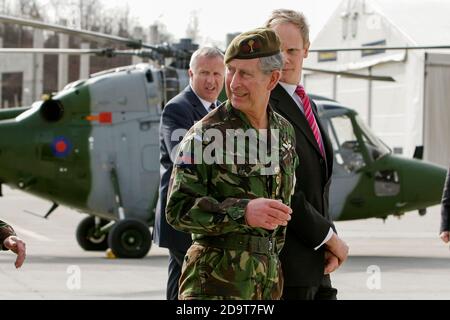 Il Principe Carlo della Gran Bretagna accompagnato dall'ambasciatore britannico in Bosnia Matthew Rycroft durante una visita ai soldati britannici e. membri del 1° Foto Stock