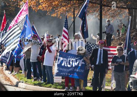 Sterling, Stati Uniti. 07 novembre 2020. I dimostranti si schierano in strada mentre il presidente degli Stati Uniti Donald Trump gioca a golf al Trump National Golf Club di Sterling, Virginia, sabato 7 novembre 2020. Le organizzazioni di stampa hanno dichiarato Joe Biden il vincitore e presidente eletto. Foto di Chris Kleponis/UPI Credit: UPI/Alamy Live News Foto Stock