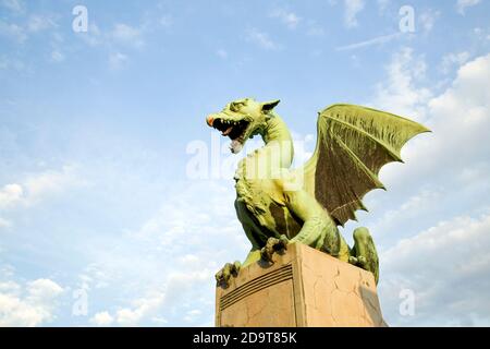 Statua del drago sul ponte del drago, Lubiana, Slovenia. Foto Stock