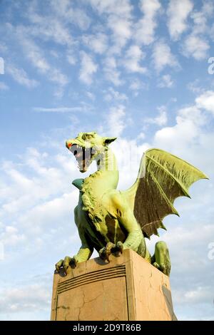 Statua del drago sul ponte del drago, Lubiana, Slovenia. Foto Stock