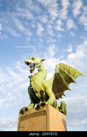 Statua del drago sul ponte del drago, Lubiana, Slovenia. Foto Stock