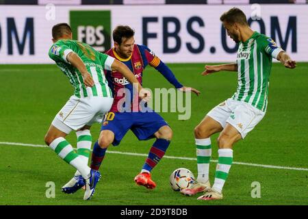 Camp Nou, Barcellona, Catalogna, Spagna. 7 Nov 2020. La Liga Football, Barcellona contro Real Betis; Leo messi taglia dentro Ruiz of Betis Credit: Action Plus Sports/Alamy Live News Foto Stock