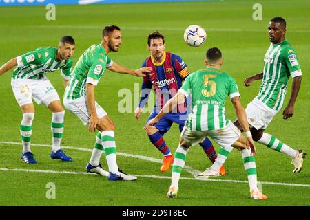 Camp Nou, Barcellona, Catalogna, Spagna. 7 Nov 2020. La Liga Football, Barcellona contro Real Betis; Leo messi è chiuso dai difensori di Betis Credit: Action Plus Sports/Alamy Live News Foto Stock