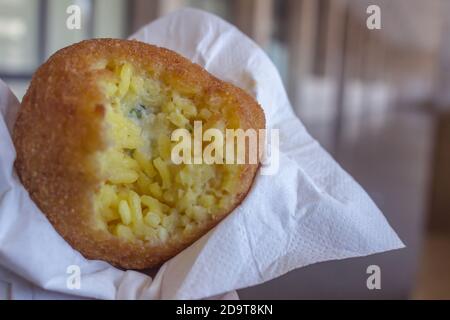 Cucina tipica siciliana: Dettaglio di un arancino di Messina Foto Stock