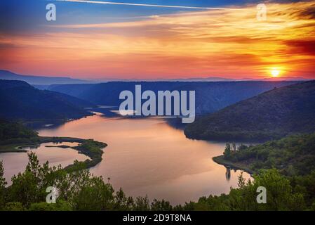 Incredibile alba sul fiume Krka nel Parco Nazionale in Croazia, bellissimo paesaggio, attrazione turistica, concetto turistico estivo Foto Stock