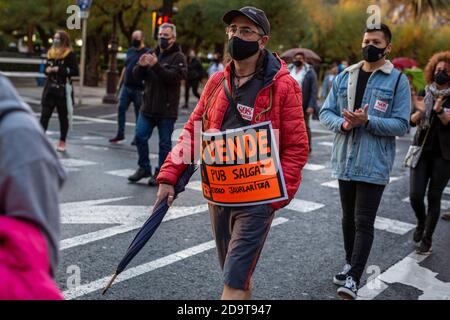 Un protester che indossa una maschera facciale tiene un cartello durante la dimostrazione. Professionisti, imprenditori e lavoratori di ristoranti, bar e locali notturni dimostrano contro le misure restrittive adottate dal governo a seguito dell'aumento delle infezioni da Covid19 che li costringe a rimanere chiusi con un cattivo salvataggio economico. Foto Stock